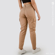 Cargar imagen en el visor de la galería, Pantalón Mom Fit Cargo Tiro Alto S7492